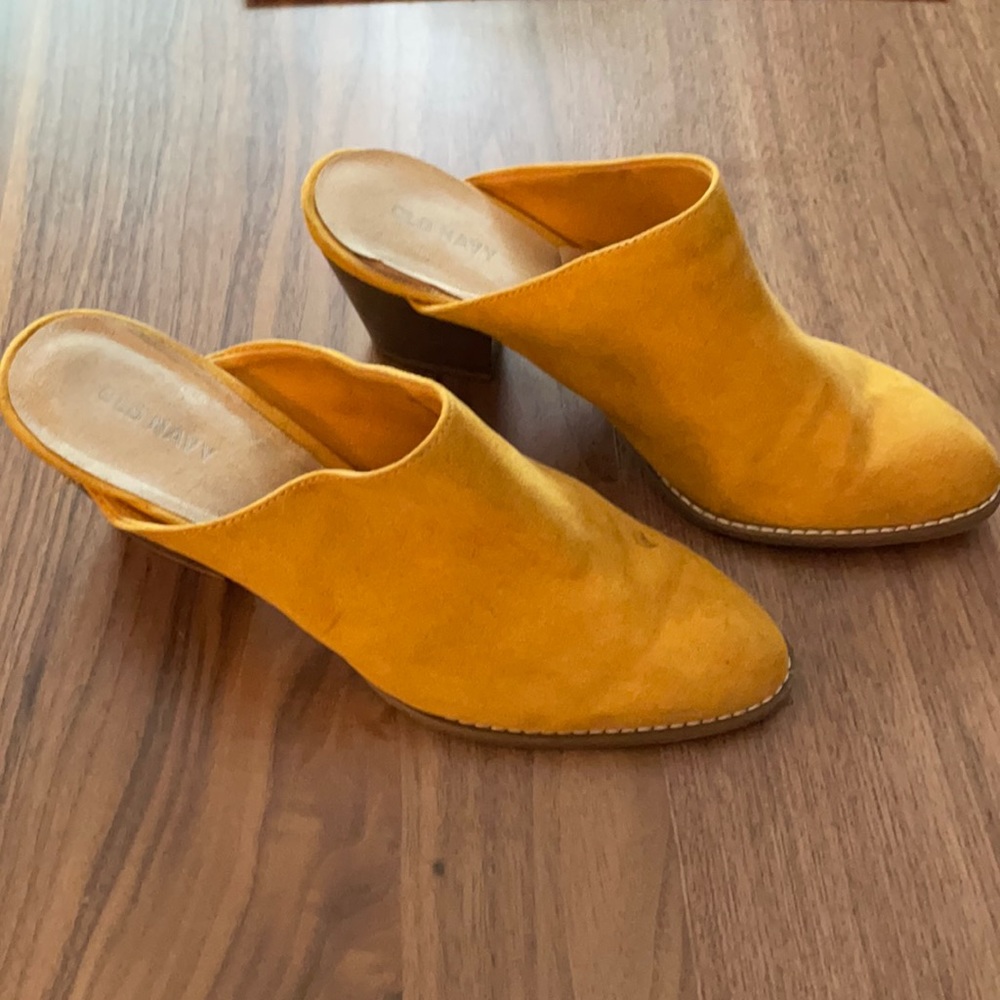 Mustard Old navy clogs